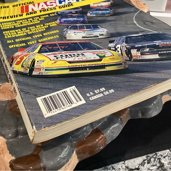 NASCAR - The Official 1997 Preview & Press Guide - Stats - Tracks - Drivers - Picture 2 of 8